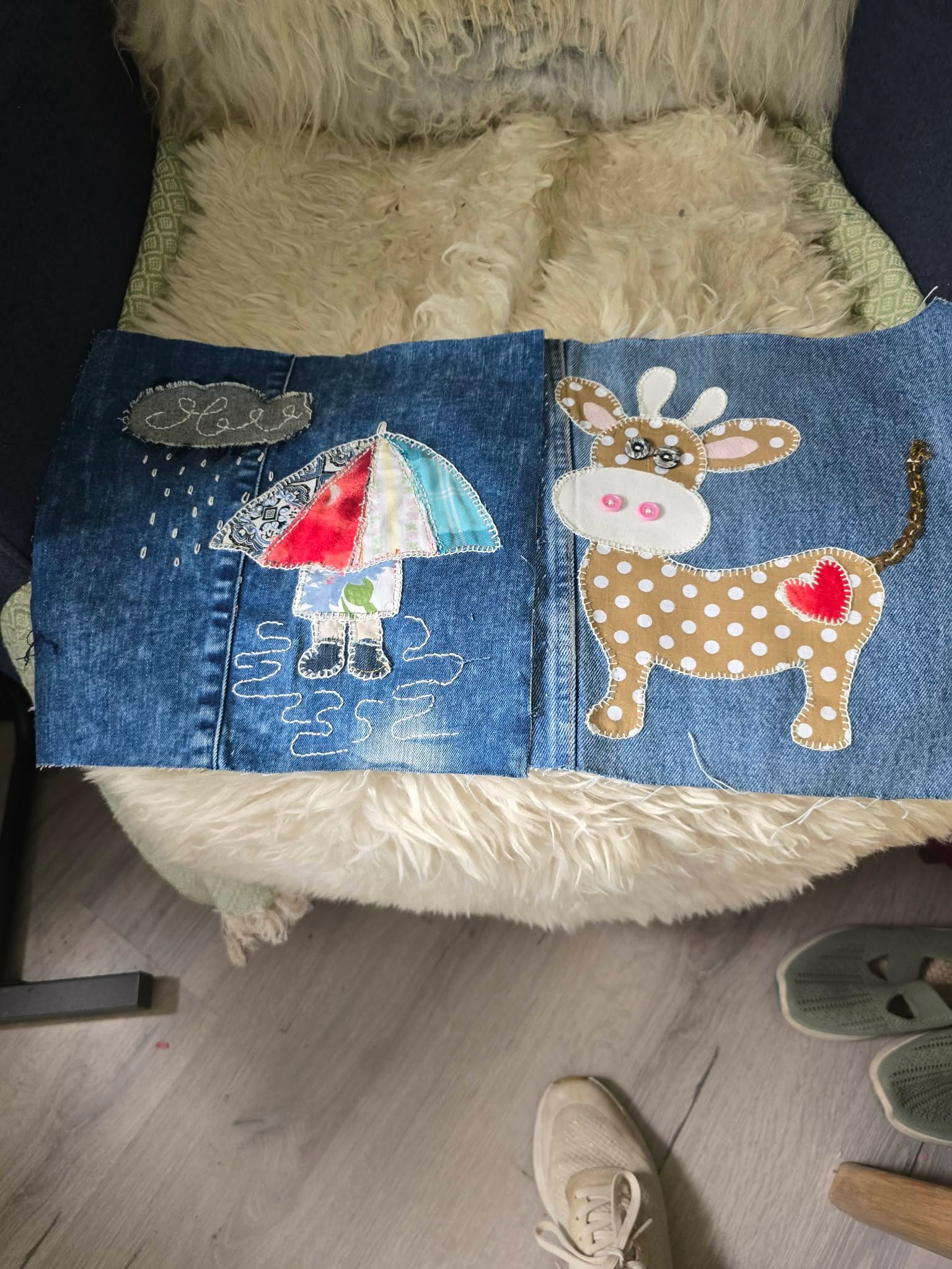 Hjemmelaget denim patchwork med applikasjoner